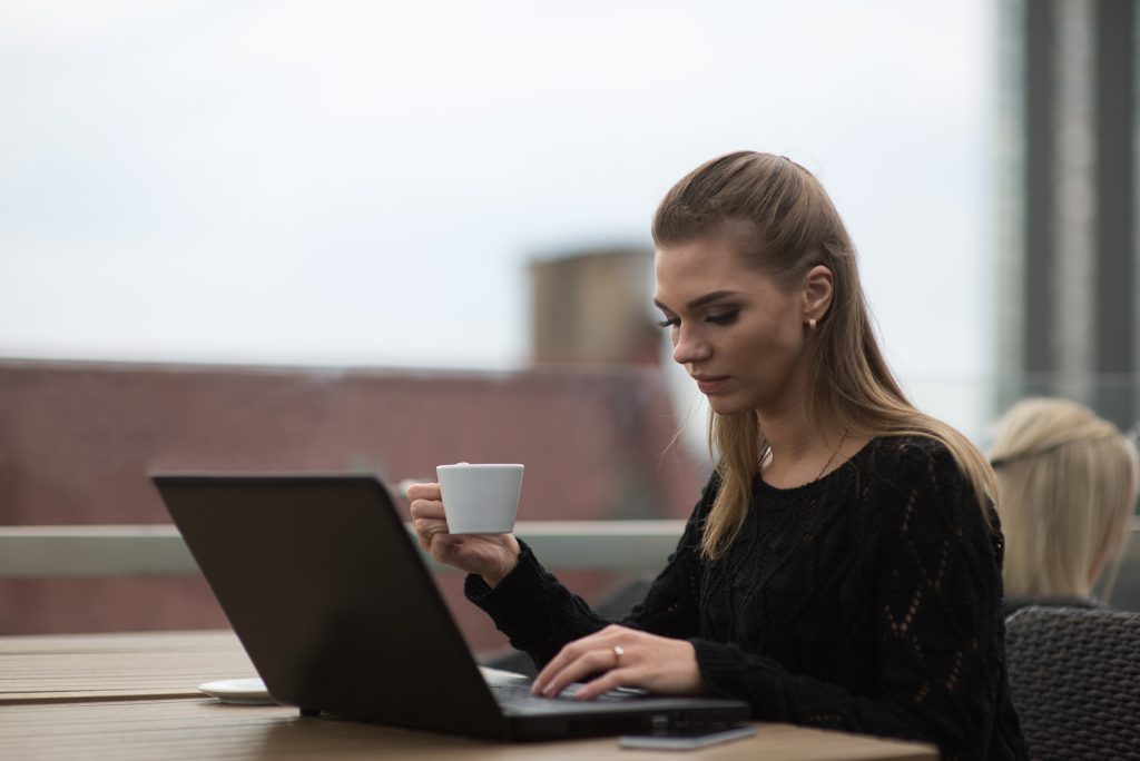 women choosing trading platform
